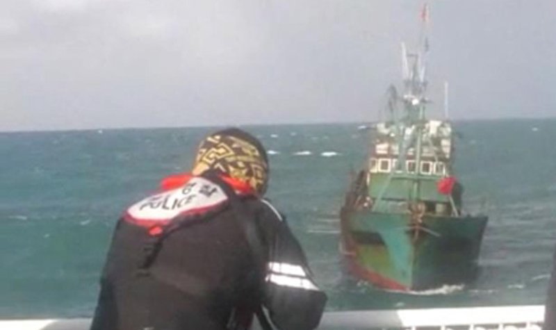 Korea opens fire on intruding Chinese fishing fleet