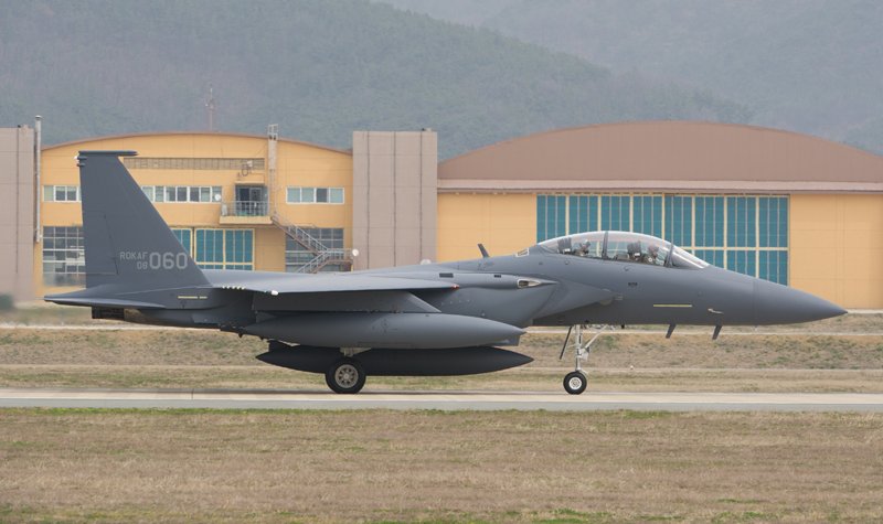 Two South Korea pilots feared dead in fighter crash