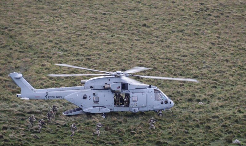 Pilot rescue training onboard HMS Queen Elizabeth