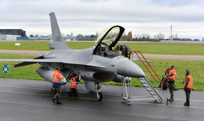 First F-16 jets arrive at Romanian training centre