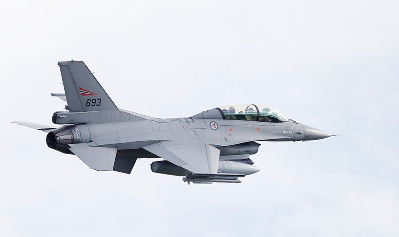 Norwegian F-16 fighters fly their last mission